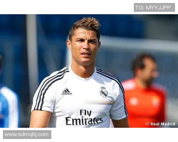 足球明星时尚穿搭揭秘致命魅力与场外风格的完美结合 足球明星时尚穿搭揭秘致命魅力与场外风格的完美结合